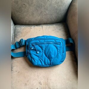 VGUC Vera Bradley Feather weight Belt bag.